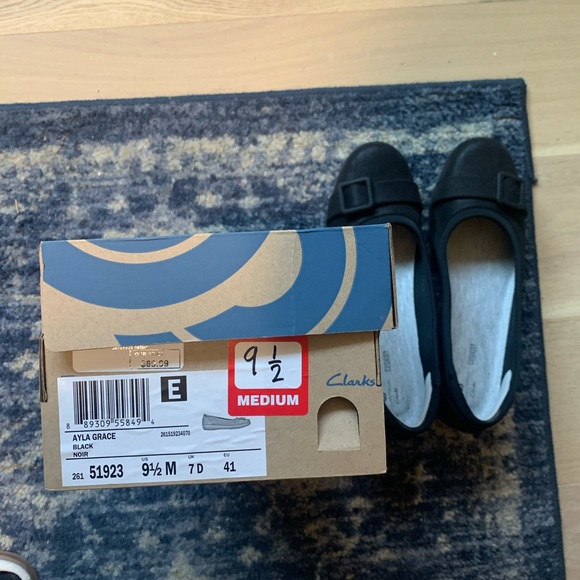 In box - Clark’s Cloudstepper Black shoes - Picture 9 of 10